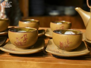 Bộ ấm chén gốm họa tiết Mã Đáo Thành Công kẻ chỉ vàng, chén lòng hoa 400ml