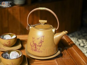 Bộ ấm chén gốm họa tiết Mã Đáo Thành Công kẻ chỉ vàng, chén lòng hoa 400ml