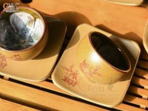 Bộ ấm chén gốm họa tiết Mã Đáo Thành Công kẻ chỉ vàng, chén lòng hoa 400ml