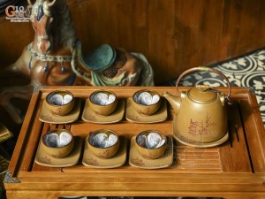 Bộ ấm chén gốm họa tiết Mã Đáo Thành Công kẻ chỉ vàng, chén lòng hoa 400ml