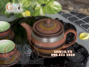 Bộ ấm chén nâu ganh dáng cao gốm hồng sa, khắc màu 380ml