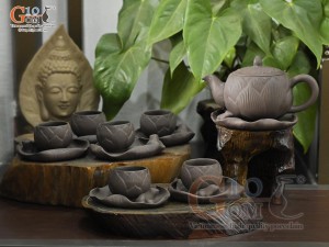 Bộ ấm chén dáng búp Sen gốm hồng sa khắc nổi, 300ml