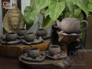 Bộ ấm chén dáng búp Sen gốm hồng sa khắc nổi, 300ml