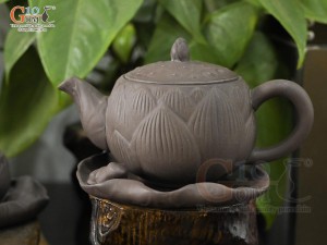 Bộ ấm chén dáng búp Sen gốm hồng sa khắc nổi, 300ml