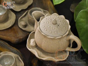 Bộ ấm chén dáng đài Sen gốm hồng sa khắc nổi, 350ml
