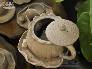 Bộ ấm chén dáng đài Sen gốm hồng sa khắc nổi, 350ml