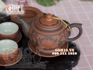 Bộ ấm chén gốm khắc sen đỏ đen, đầy đủ phụ kiện