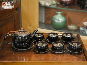 Bộ ấm chén gốm dáng cao men mật ong chén lòng hoa kẻ chỉ vàng, 450ml