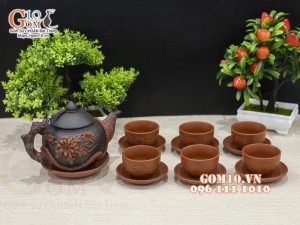Bộ ấm chén gốm tử sa đắp nổi hoa phù dung đỏ đen, chén lòng gốm, khắc hoa 380ml