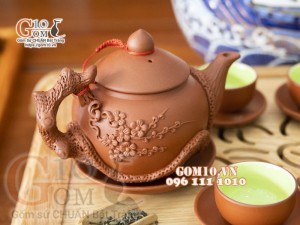 Bộ ấm chén gốm tử sa đắp nổi hoa Đào đỏ, 500ml