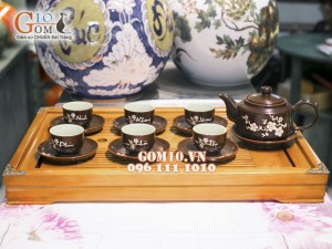 Bộ ấm chén hoa đào trắng men nâu chỉ đỏ Phúc Lộc Thọ 