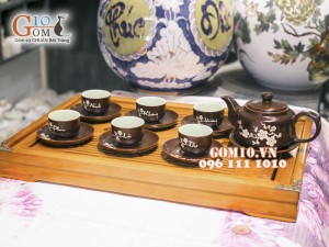 Bộ ấm chén hoa đào trắng men nâu chỉ đỏ Phúc Lộc Thọ 