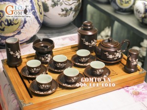 Bộ ấm chén hoa đào trắng men nâu chỉ đỏ Phúc Lộc Thọ, đầy đủ phụ kiện