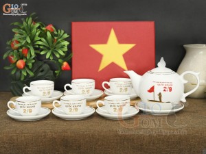 Bộ ấm chén họa tiết vàng kim mừng Đại lễ kỷ niệm 80 năm Cách mạng tháng 8 và Quốc khánh 2/9