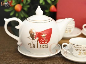 Bộ ấm chén họa tiết vàng kim mừng Đại lễ kỷ niệm 80 năm Cách mạng tháng 8 và Quốc khánh 2/9