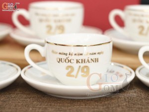 Bộ ấm chén họa tiết vàng kim mừng Đại lễ kỷ niệm 80 năm Cách mạng tháng 8 và Quốc khánh 2/9
