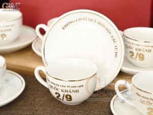 Bộ ấm chén họa tiết vàng kim mừng Đại lễ kỷ niệm 80 năm Cách mạng tháng 8 và Quốc khánh 2/9