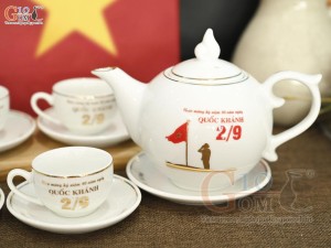 Bộ ấm chén họa tiết vàng kim mừng Đại lễ kỷ niệm 80 năm Cách mạng tháng 8 và Quốc khánh 2/9