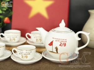 Bộ ấm chén họa tiết vàng kim mừng Đại lễ kỷ niệm 80 năm Cách mạng tháng 8 và Quốc khánh 2/9