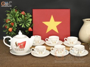 Bộ ấm chén họa tiết vàng kim mừng Đại lễ kỷ niệm 80 năm Cách mạng tháng 8 và Quốc khánh 2/9