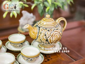 Bộ ấm chén khắc nổi hoa phù dung chân cao, đầy đủ phụ kiện