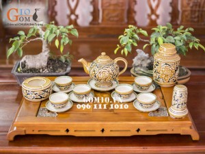 Bộ ấm chén khắc nổi hoa phù dung chân cao, đầy đủ phụ kiện Bộ ấm chén khắc nổi hoa phù dung chân cao, đầy đủ phụ kiện