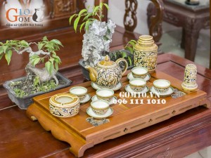 Bộ ấm chén khắc nổi hoa phù dung dáng ấm chóp, đầy đủ phụ kiện