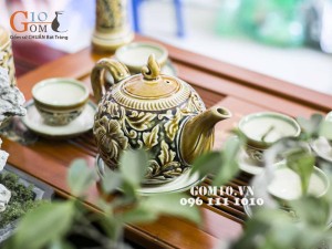 Bộ ấm chén khắc nổi hoa phù dung dáng ấm chóp, đầy đủ phụ kiện