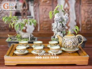 Bộ ấm chén khắc nổi hoa phù dung dáng ấm chóp. Bộ ấm chén khắc nổi hoa phù dung dáng ấm chóp.