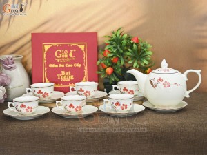 Bộ ấm chén mẫu đơn men kem vẽ hoa Đào đỏ, 650ml