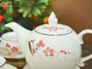 Bộ ấm chén mẫu đơn men kem vẽ hoa Đào đỏ, 650ml