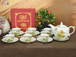 Bộ ấm chén mẫu đơn men kem vẽ hoa Sen vàng, 650ml