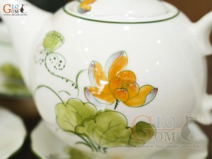Bộ ấm chén mẫu đơn men kem vẽ hoa Sen vàng, 650ml