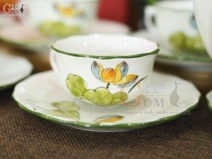 Bộ ấm chén mẫu đơn men kem vẽ hoa Sen vàng, 650ml