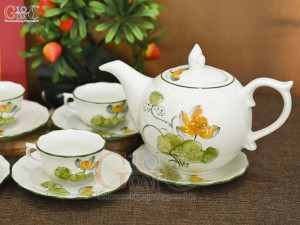Bộ ấm chén mẫu đơn men kem vẽ hoa Sen vàng, 650ml