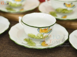 Bộ ấm chén mẫu đơn men kem vẽ hoa Sen vàng, 650ml