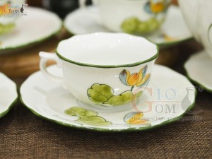 Bộ ấm chén mẫu đơn men kem vẽ hoa Sen vàng, 650ml