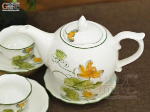 Bộ ấm chén mẫu đơn men kem vẽ hoa Sen vàng, 650ml
