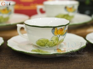 Bộ ấm chén mẫu đơn men kem vẽ hoa Sen vàng, 650ml