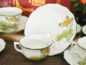 Bộ ấm chén mẫu đơn men kem vẽ hoa Sen vàng, 650ml
