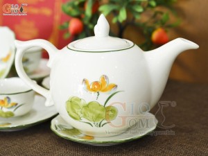 Bộ ấm chén mẫu đơn men kem vẽ hoa Sen vàng, 650ml