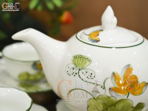 Bộ ấm chén mẫu đơn men kem vẽ hoa Sen vàng, 650ml