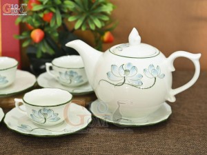 Bộ ấm chén mẫu đơn men kem vẽ hoa Sen xanh, 650ml