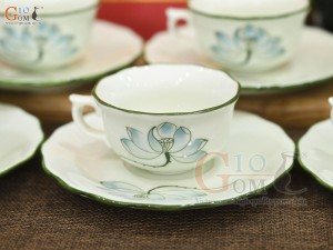 Bộ ấm chén mẫu đơn men kem vẽ hoa Sen xanh, 650ml