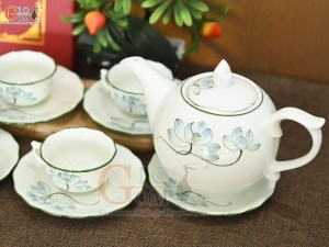 Bộ ấm chén mẫu đơn men kem vẽ hoa Sen xanh, 650ml