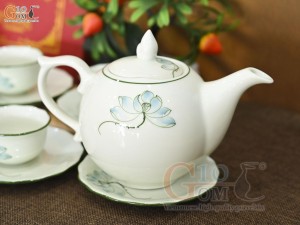 Bộ ấm chén mẫu đơn men kem vẽ hoa Sen xanh, 650ml