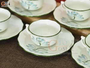 Bộ ấm chén mẫu đơn men kem vẽ hoa Sen xanh, 650ml