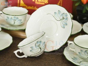 Bộ ấm chén mẫu đơn men kem vẽ hoa Sen xanh, 650ml