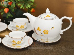 Bộ ấm chén mẫu đơn men trắng vẽ hoa Mai vàng, 650ml