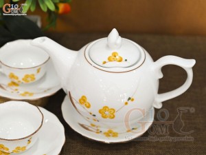Bộ ấm chén mẫu đơn men trắng vẽ hoa Mai vàng, 650ml